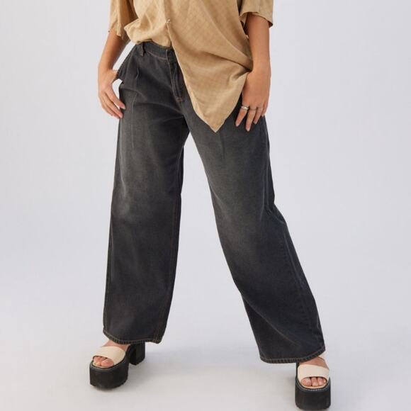 Urban Outfitters Denim - UO BDG Low-Rise Trouser Jeans Washed Black Denim NWT in Size 27